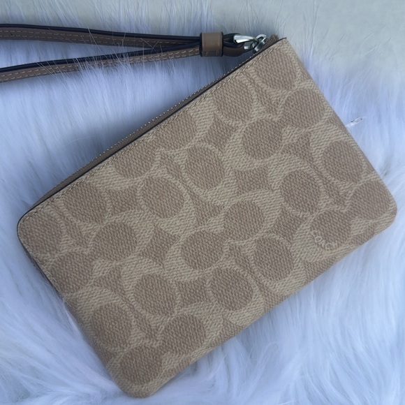 New COACH Corner Zip Wristlet In Signature Canvas With Stripe - Picture 6 of 7